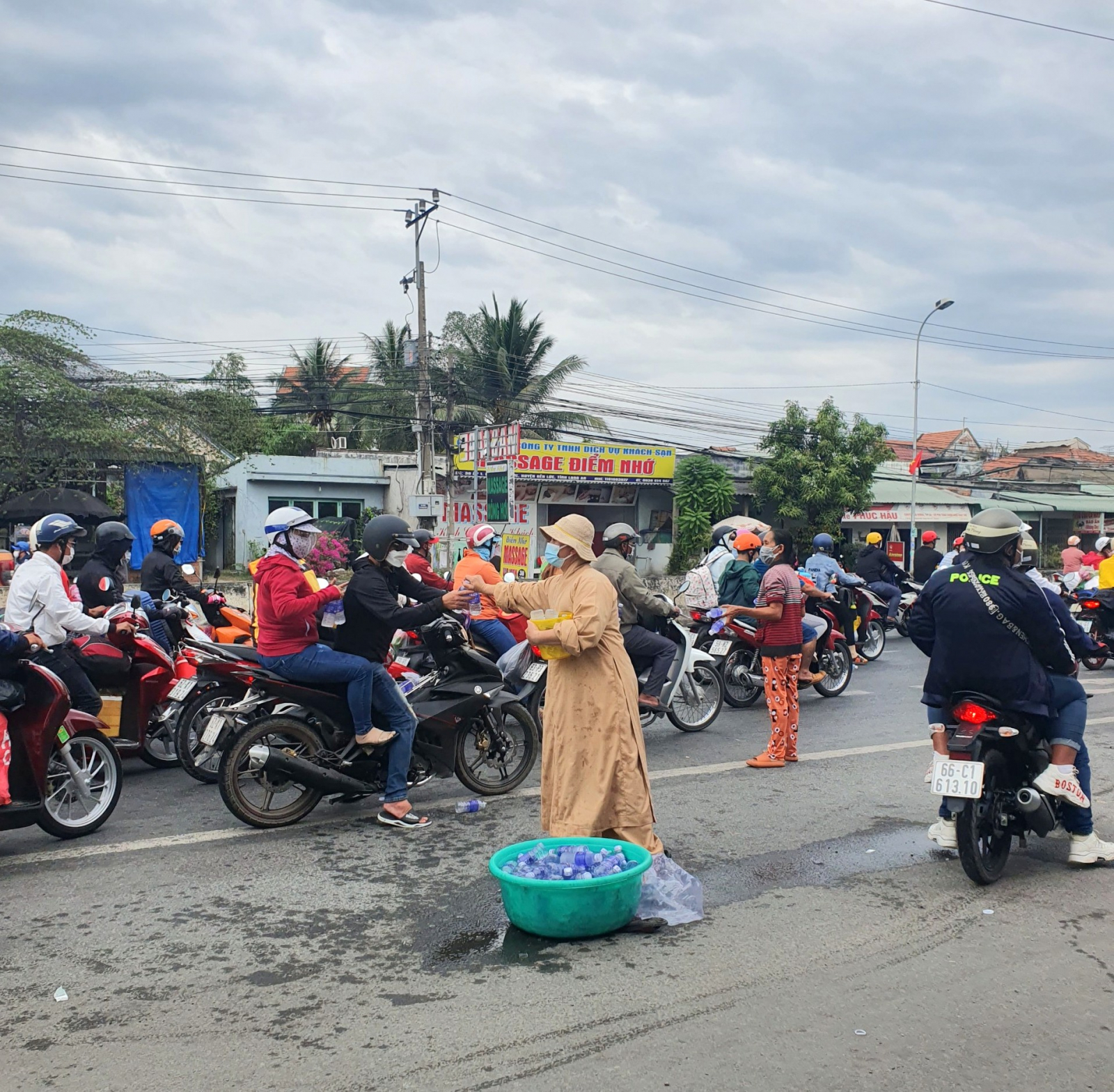 Long An: Tặng hàng ngàn chai nước miễn phí cho bà con từ quê lên TP.HCM sau kỳ nghỉ Tết