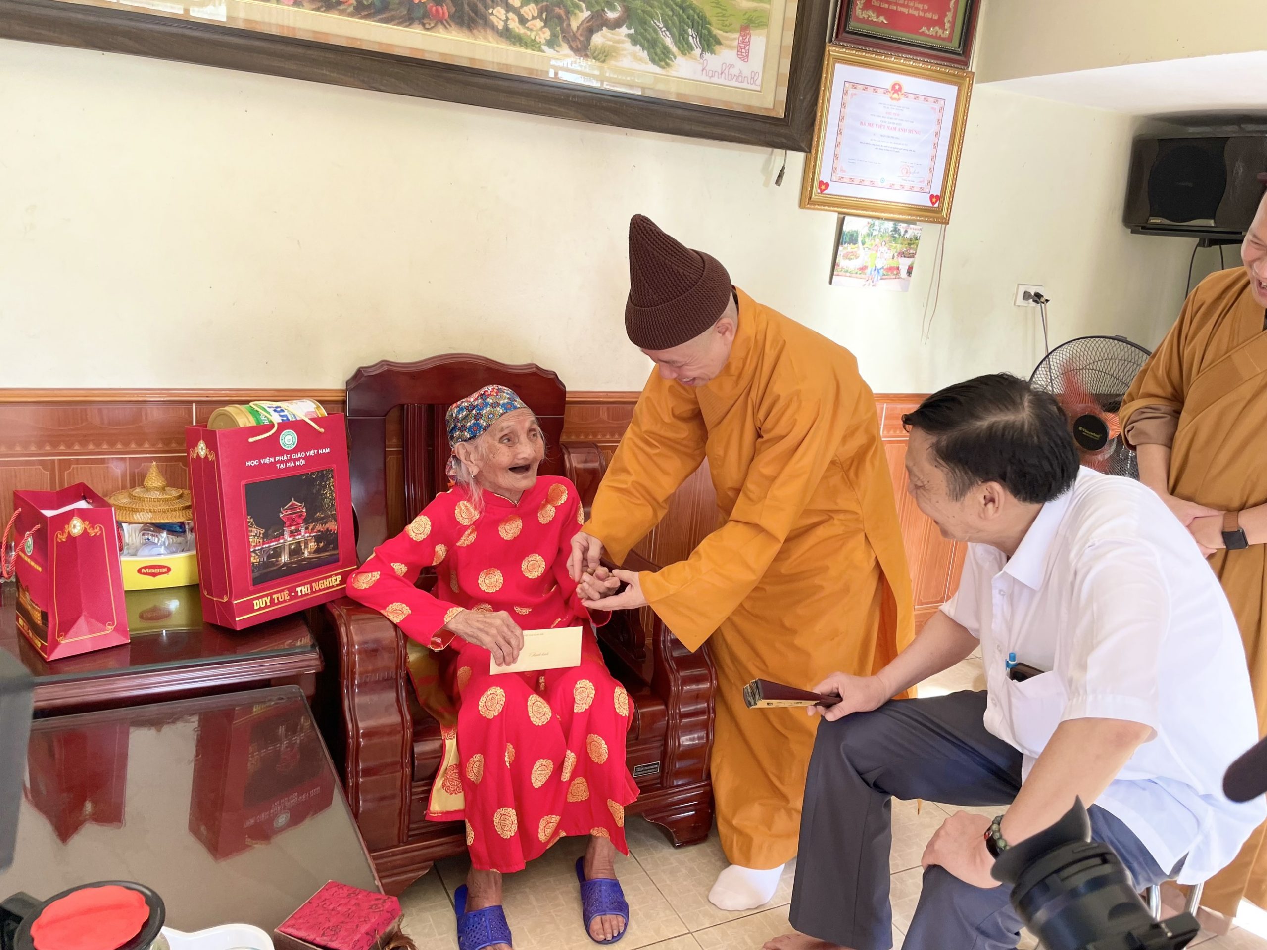 Học viện Phật giáo Hà Nội dâng hương tưởng niệm liệt sĩ và tới thăm các Mẹ Việt Nam Anh hùng