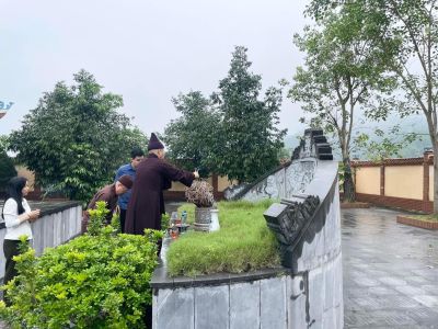 Hoà thượng Viện trưởng dâng hương, tưởng niệm các anh hùng liệt sĩ tại khu di tích lịch sử Pò Hèn