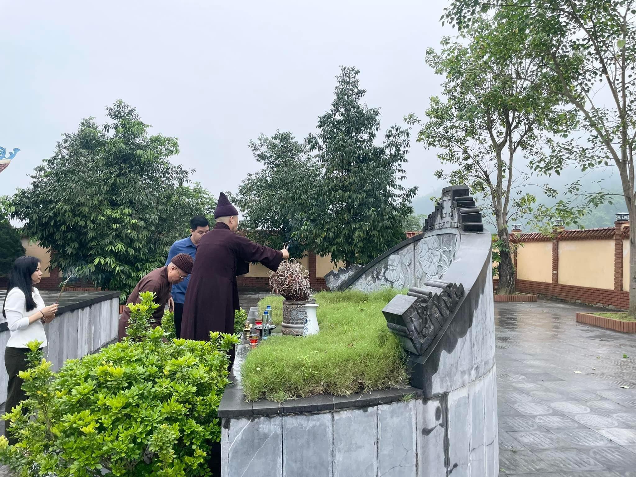 Hoà thượng Viện trưởng dâng hương, tưởng niệm các anh hùng liệt sĩ tại khu di tích lịch sử Pò Hèn