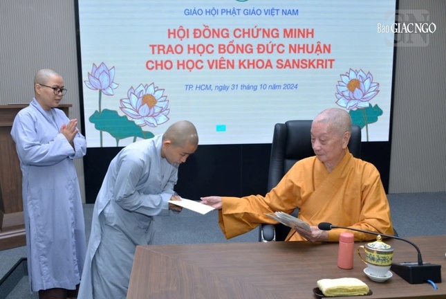 Ni sinh cung kính đón nhận học bổng