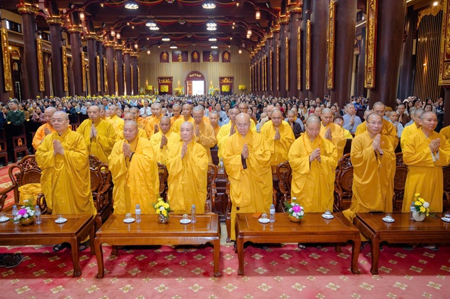 Chư tôn đức thành kính thắp nén tâm hương tưởng niệm, đảnh lễ Đức Phật hoàng Trần Nhân Tông