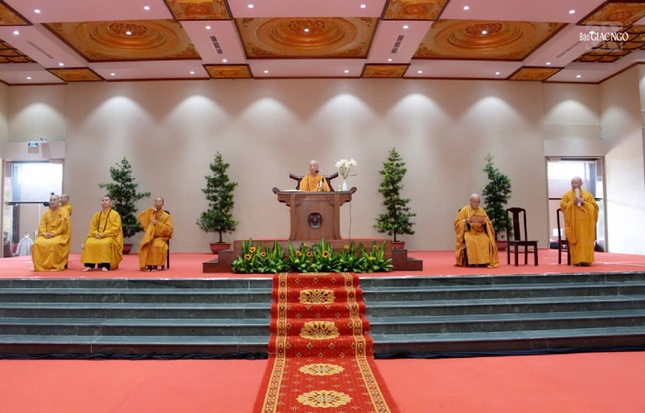 Đức Pháp chủ, chư tôn đức Hội đồng điều hành Học viện