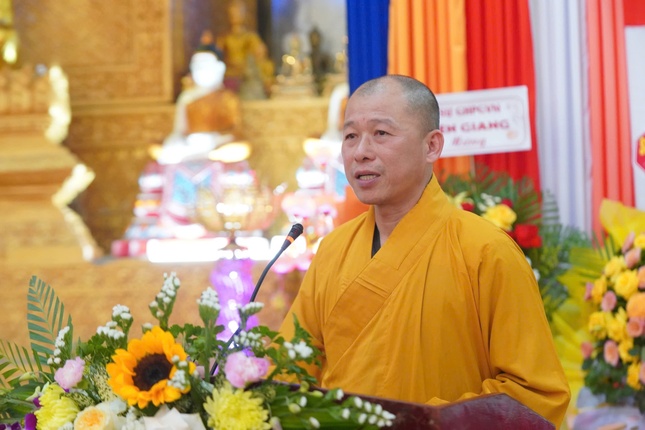 Thượng tọa Thích Minh Nhẫn công bố quyết định của Hội đồng Trị sự GHPGVN về việc thành lập trường