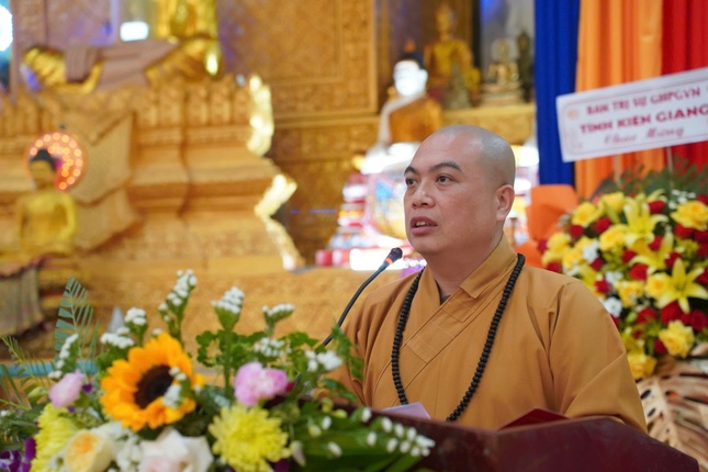 Đại đức Thích Pháp Trí đọc quyết định chuẩn y Ban Giám hiệu Trường Trung cấp Phật học Nam tông Khmer Kiên Giang