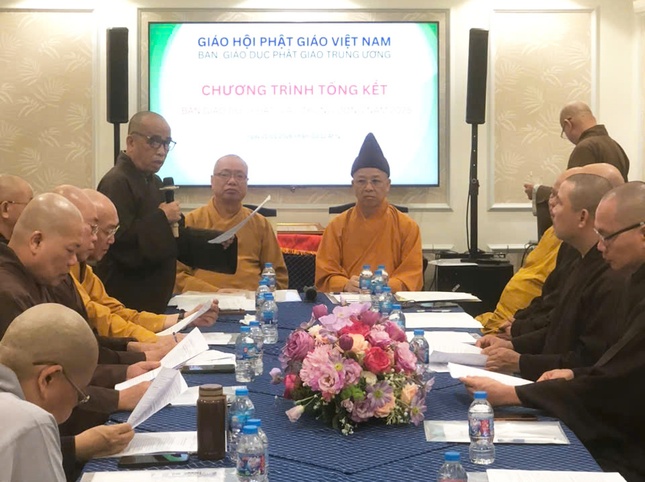 Thượng tọa Thích Viên Trí báo cáo tổng kết