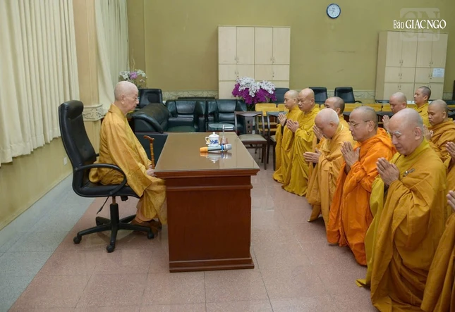 Chư tôn đức Hội đồng Điều hành Học viện tác bạch khánh tuế Đại lão Hòa thượng Viện trưởng