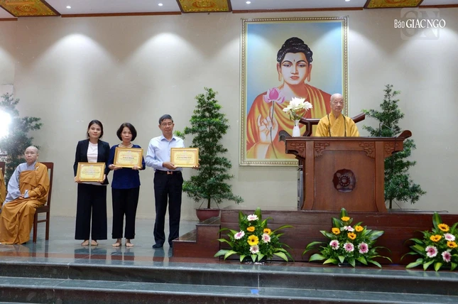 Tặng Bằng công đức đến các Phật tử ân nhân hộ trì các quỹ học bổng
